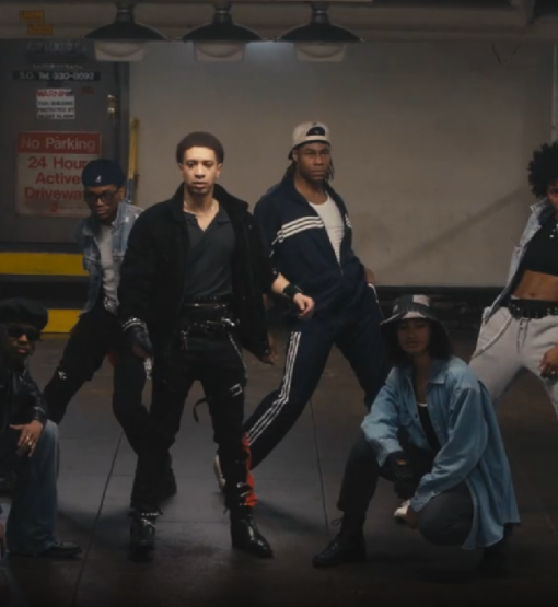 Az MJ Musical Broadway szereplőgárdája újraalkotja Michael Jackson ikonikus „BAD” rövidfilmjét