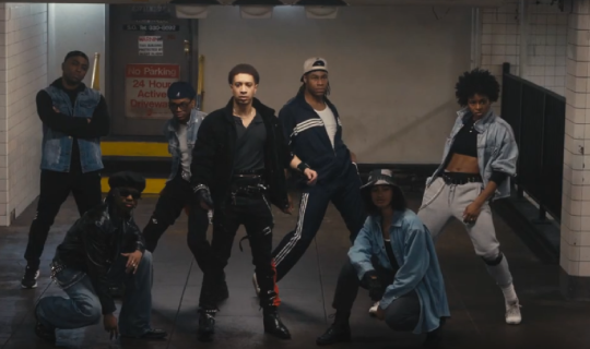 Az MJ Musical Broadway szereplőgárdája újraalkotja Michael Jackson ikonikus „BAD” rövidfilmjét